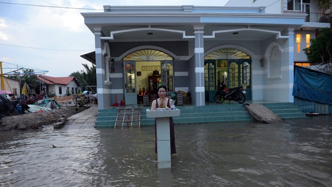 Ngày thứ 2 dân TP.HCM “vật lộn” với đỉnh triều cường 