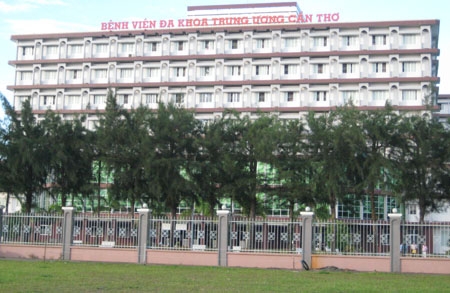 Anh K. đang được các bác sĩ tại BVĐK Trung ương tích cực điều trị. Ảnh: Lê Khánh