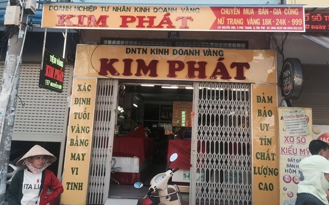 Thanh nien bit khau trang doa dot tiem vang o Sai Gon hinh anh 1
