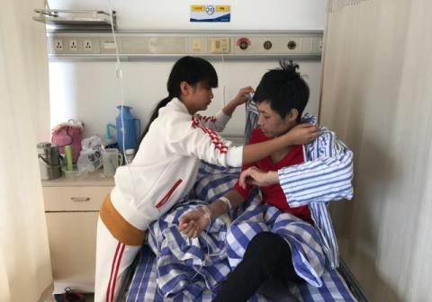 Thieu nu ban trinh hon nua ty tren tau dien ngam