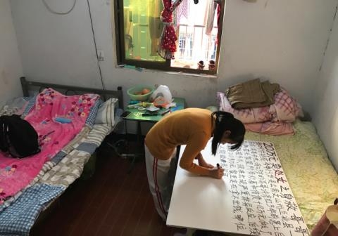 Thieu nu ban trinh hon nua ty tren tau dien ngam