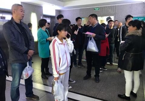 Thieu nu ban trinh hon nua ty tren tau dien ngam