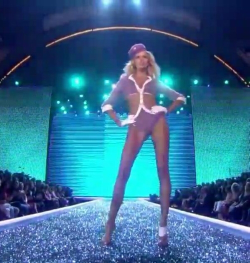 6-su-co-nho-doi-trong-cac-show-victorias-secret-1