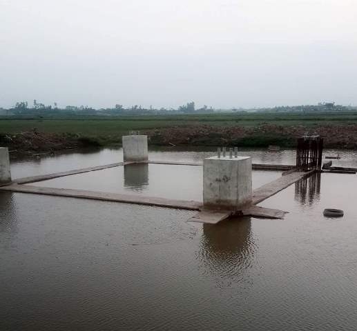  Vị trí móng 01 qua địa bàn xã Đại An, huyện Vụ Bản (Nam Định) - Nơi anh Vũ Văn Hồi tố cáo nhóm thi công dùng bê tông trộn đất khi đổ móng đế. Ảnh chụp ngày 17/11/2016 