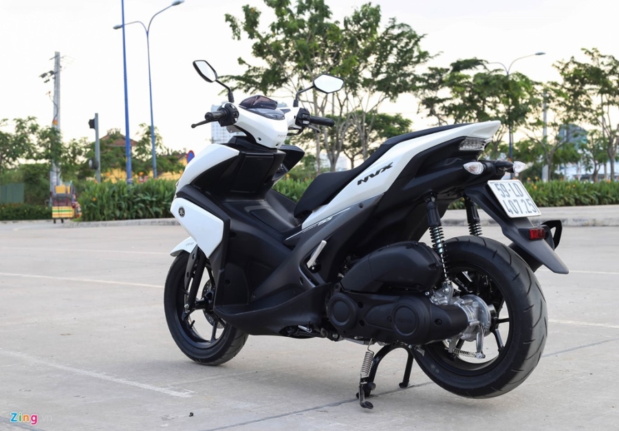 Chi tiet Yamaha NVX: Kich thuoc lon, dang the thao hinh anh 3