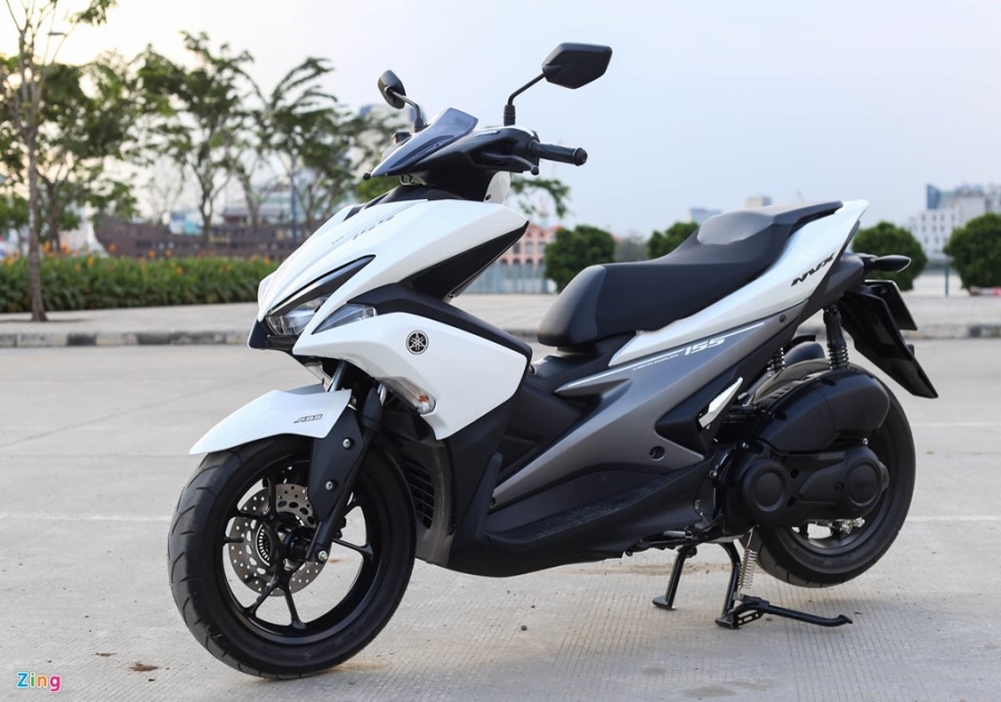 Chi tiet Yamaha NVX: Kich thuoc lon, dang the thao hinh anh 4