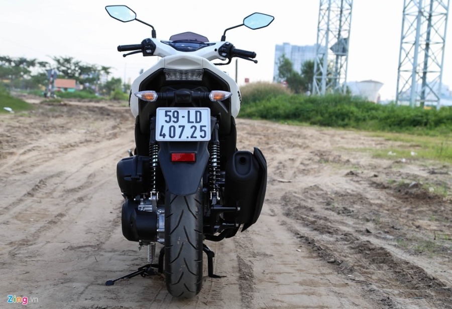 Chi tiet Yamaha NVX: Kich thuoc lon, dang the thao hinh anh 5