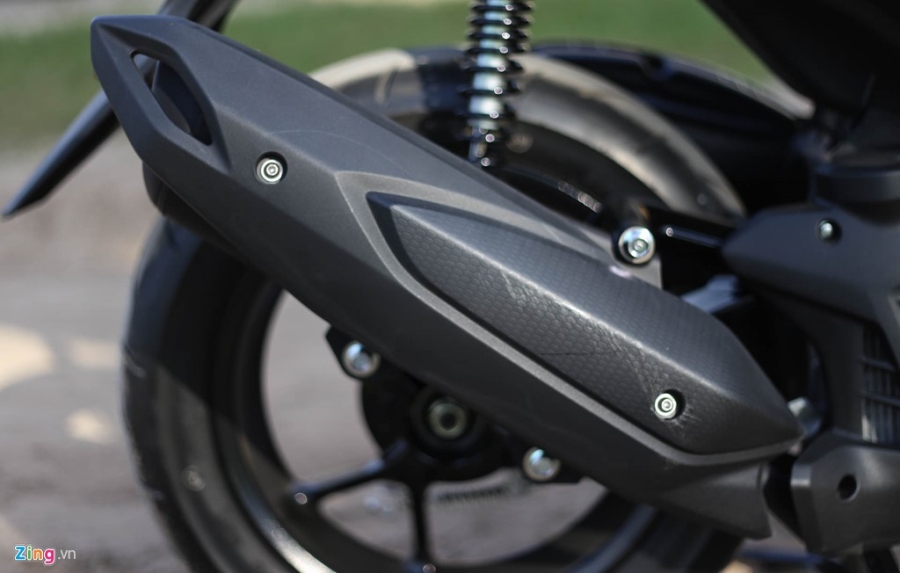 Chi tiet Yamaha NVX: Kich thuoc lon, dang the thao hinh anh 8
