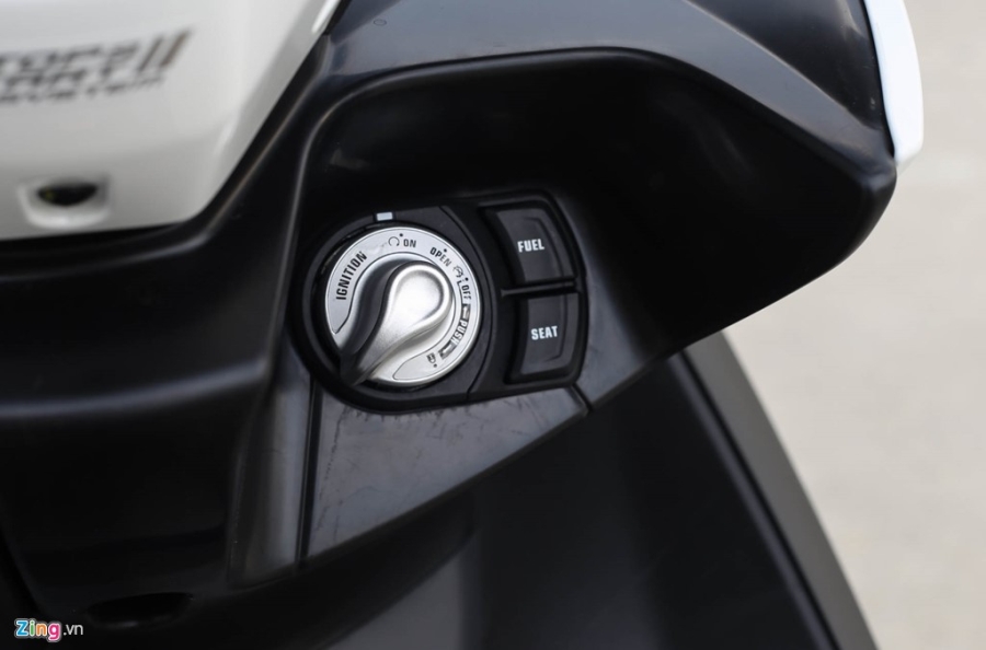Chi tiet Yamaha NVX: Kich thuoc lon, dang the thao hinh anh 10