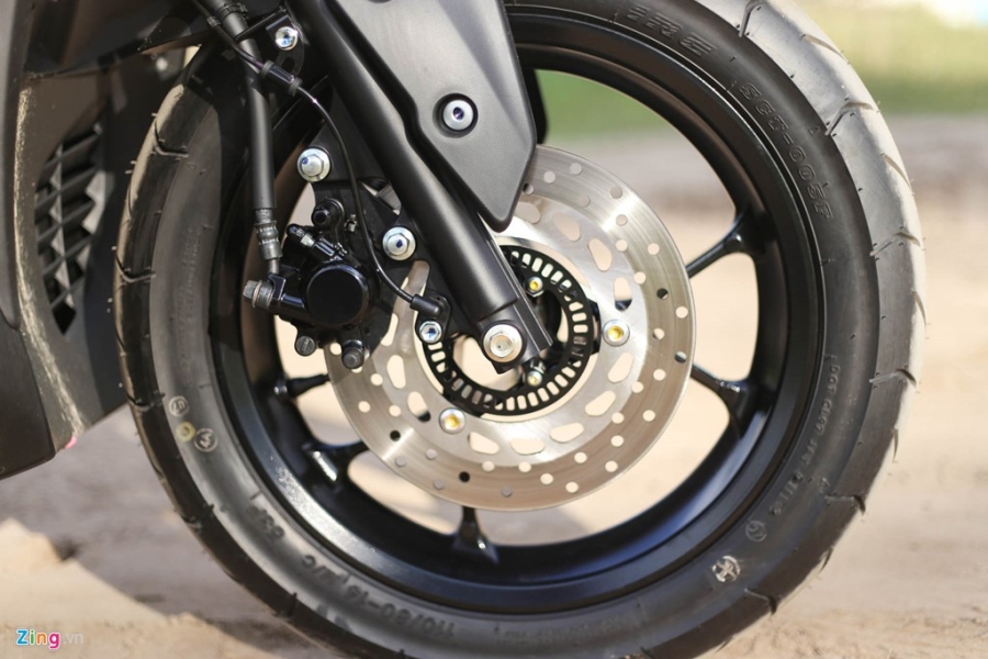 Chi tiet Yamaha NVX: Kich thuoc lon, dang the thao hinh anh 13