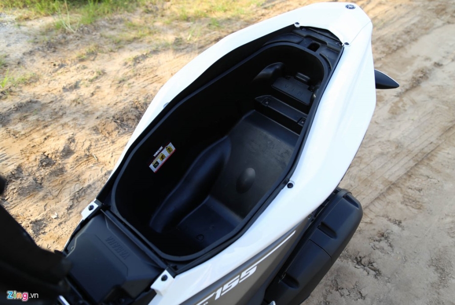 Chi tiet Yamaha NVX: Kich thuoc lon, dang the thao hinh anh 16