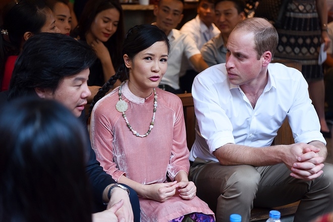 Chồng Hồng Nhung trông con để vợ tiếp Hoàng tử Anh