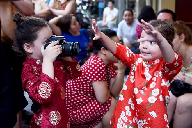 Chồng Hồng Nhung trông con để vợ tiếp Hoàng tử Anh