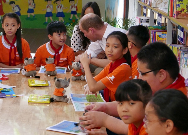  Hoàng tử đã vào thăm thư viện của trường và cùng các học sinh đọc cuốn sách “Tớ là chú Tê giác nhỏ bé”. 
