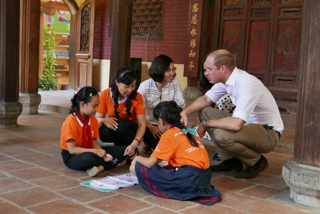  Hoàng tử William tỏ ra thích thú với trò chơi ô ăn quan và còn hỏi kỹ luật chơi. 