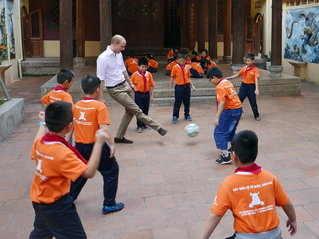  Hoàng tử William thích thú với màn chơi bóng cùng các học sinh tới nỗi khi được thông báo đã muộn thời gian so với lịch trình, Hoàng tử đáp: Tôi đang rất hứng thú. Tôi muốn chơi thêm chút nữa với các em. 