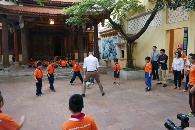  Hoàng tử William không ngại lăn xả để tranh bóng. 