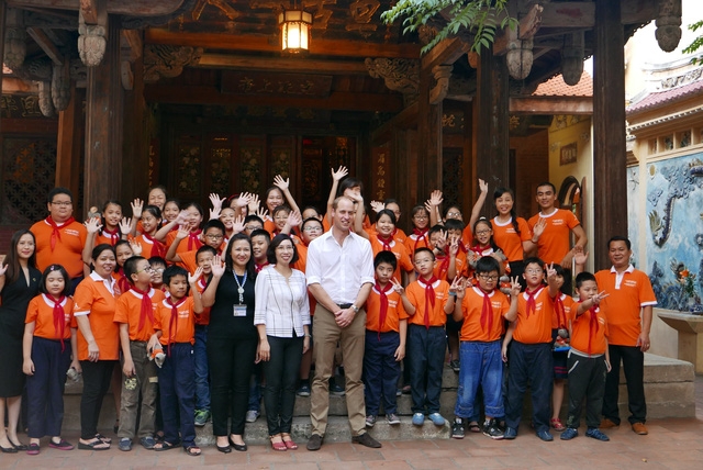  Cô trò trường tiểu học Hồng Hà chụp ảnh lưu niệm với Hoàng tử William. 