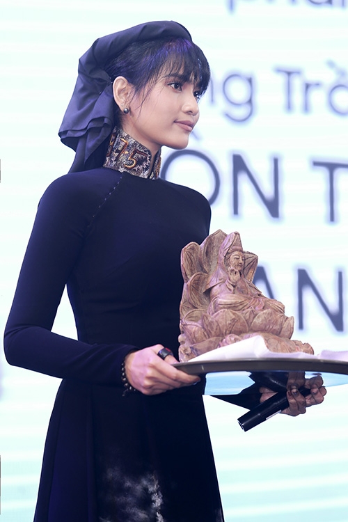 le-quyen-chi-8000-usd-mua-tuong-phat-trong-buoi-dau-gia-1