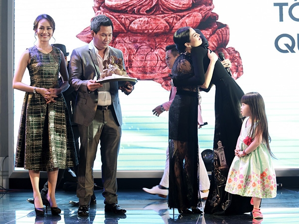 le-quyen-chi-8000-usd-mua-tuong-phat-trong-buoi-dau-gia-3
