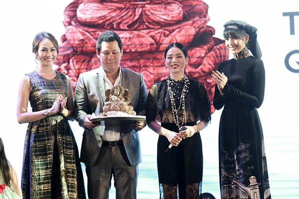 le-quyen-chi-8000-usd-mua-tuong-phat-trong-buoi-dau-gia-5