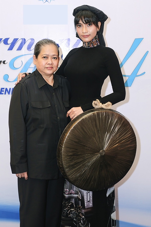 le-quyen-chi-8000-usd-mua-tuong-phat-trong-buoi-dau-gia-7