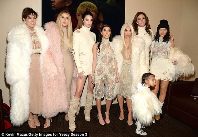 Liên tục bị Paris Hilton xỉa xói, Kim gây bất ngờ khi nhấn theo dõi cô bạn cũ - Ảnh 3.