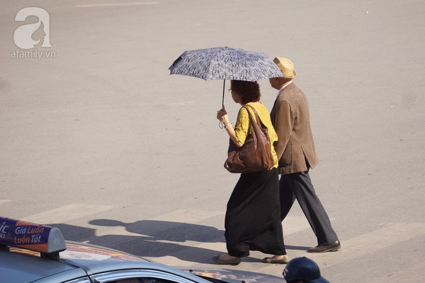 Nhìn những hình ảnh nắng nóng oi ả này, có ai tin là mùa đông Hà Nội?