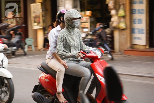 Nhìn những hình ảnh nắng nóng oi ả này, có ai tin là mùa đông Hà Nội?