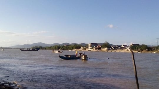 Lực lượng cứu hộ đang tiến hành trục vớt thi thể cháu bé để bàn giao cho gia đình an táng - ảnh Xuân Hòa