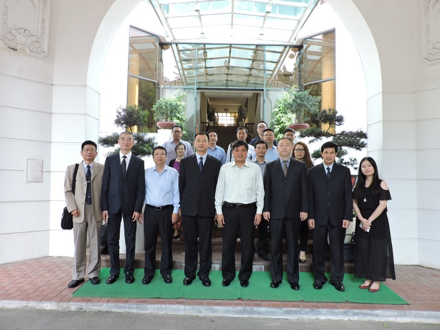 Các đại biểu chụp ảnh lưu niệm.