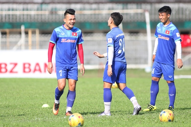 Tuấn Anh lần đầu ra sân tập trên đất Myanmar - ảnh thể thao