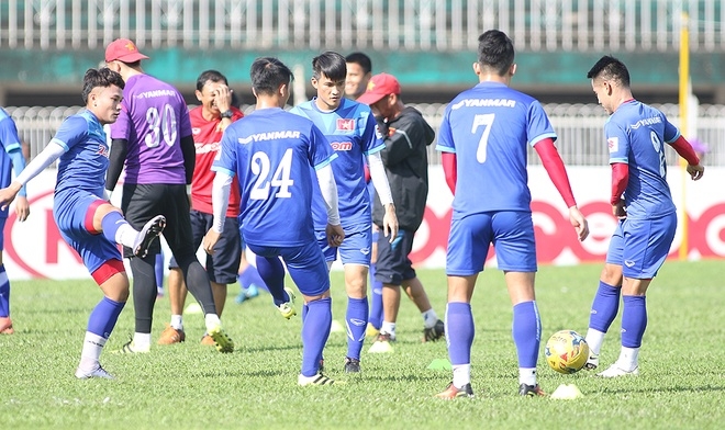 Tuấn Anh lần đầu ra sân tập trên đất Myanmar - ảnh thể thao