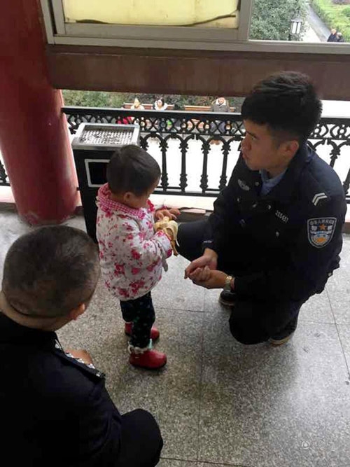bo me mai cai nhau chuyen hop lop, bo quen con gai 2 tuoi ngay tren pho - 1