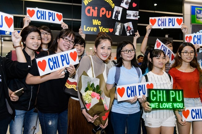 Chi Pu rang ro trong vong tay cua fan o san bay hinh anh 4