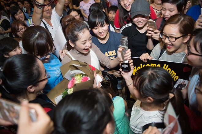 Chi Pu rang ro trong vong tay cua fan o san bay hinh anh 5