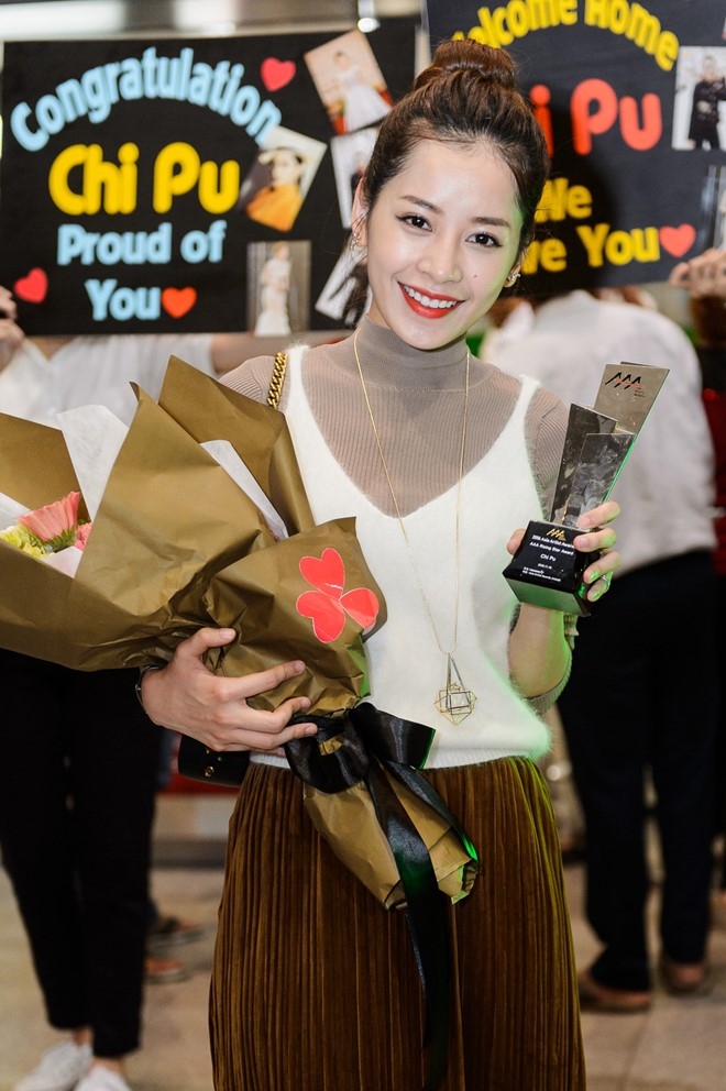 Chi Pu rang ro trong vong tay cua fan o san bay hinh anh 6