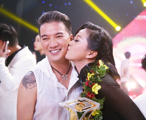 Cô gái hốt hoảng vì bất ngờ bị Mr. Đàm cắt phăng tóc trên sân khấu - 3