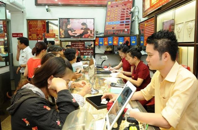  Mở cửa phiên sáng nay 18/11, giá vàng trong nước giảm gần 200.000 đồng/lượng, xuống mức thấp nhất kể từ ngày 14/11 vừa qua. Tuy nhiên, đến gần trưa, giá mặt hàng này có xu hướng phục hồi dần. 