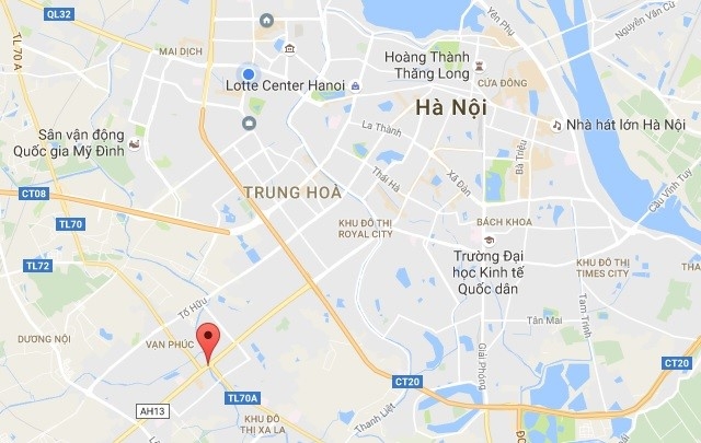 Hai nguoi thoat khoi xe hop boc chay tren pho hinh anh 2