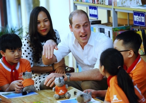 hoang-tu-anh-william-muon-lai-xe-may-tren-pho-ha-noi-1