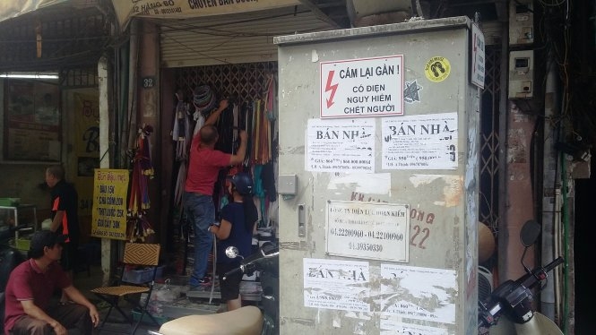 Người dân hồn nhiên buôn bán bên “bom nổ chậm” 