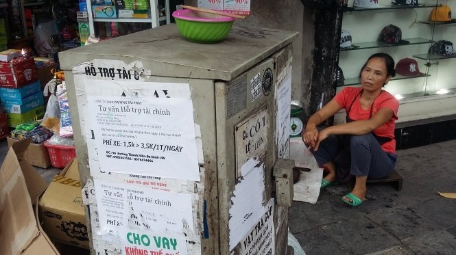 Người dân hồn nhiên buôn bán bên “bom nổ chậm” 
