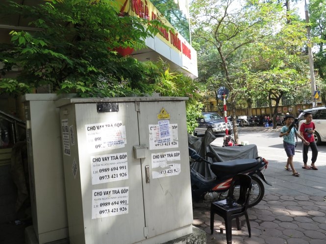 Người dân hồn nhiên buôn bán bên “bom nổ chậm” 