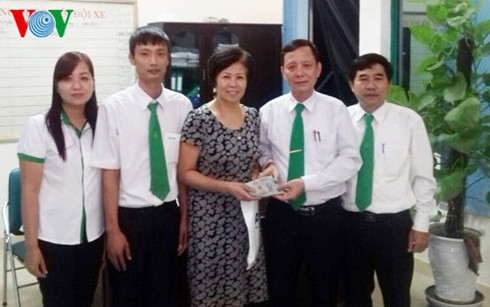tai xe taxi tra lai 100 trieu dong cho viet kieu duc hinh 1