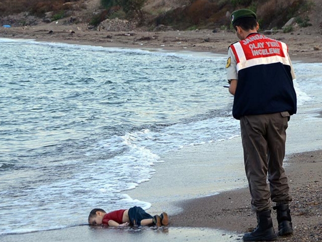  Bức ảnh cậu bé Syria Alan Kurdi, 3 tuổi, đuối nước và trôi dạt vào bờ biển Thổ Nhĩ Kỳ khi con tàu chở người nhập cư trong đó có gia đình em bị lật ngoài khơi năm 2015. (Tác giả Nilüfer Demir) 