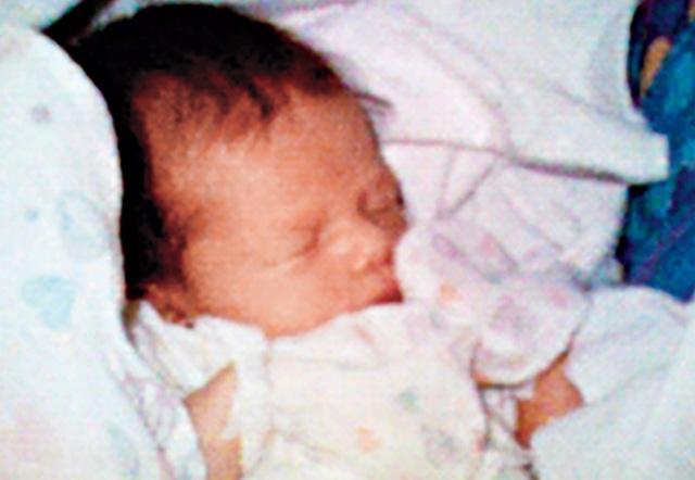  Tháng 5/1997, Philippe Kahn đã chia sẻ những hình ảnh đầu tiên của cô con gái Sophie vừa chào đời với hơn 2.000 người thân, bạn bè trên toàn thế giới. Kahn chỉ muốn chụp một bức ảnh và ấn nút để có thể tự động tải lên web. Sau đó không lâu phần mềm chia sẻ hình ảnh không dây của Kahn và máy ảnh được tích hợp vào điện thoại di động đã được tạo ra sau đó không bao lâu. Hình ảnh về cô con gái là một trong những hình ảnh được chia sẻ công khai đầu tiên thông qua thiết bị di động. (Tác giả Philippe Kahn) 