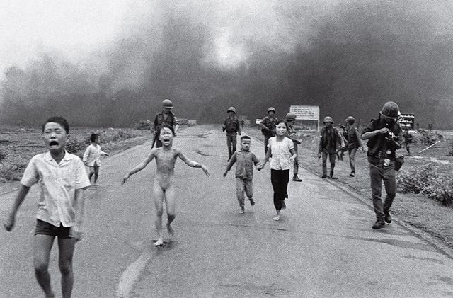  Bức ảnh Em bé Napalm chụp vào ngày 8/6/1972 của Nick Ut, phóng viên ảnh gốc Việt của hãng AP. Nhân vật trung tâm bức ảnh là Kim Phúc, 9 tuổi, đang khóc trong đau đớn. Quần áo của cô bé bị thiêu cháy trong khi từng mảng da rộp lên vì bỏng. Bức hình đã làm thay đổi cái nhìn của thế giới về chiến tranh Việt Nam, thổi bùng phong trào phản chiến ở Mỹ. Tác giả Nick Ut đã giành giải thưởng báo chí danh giá Pulitzer cho bức hình này. (Tác giả Nick Ut) 