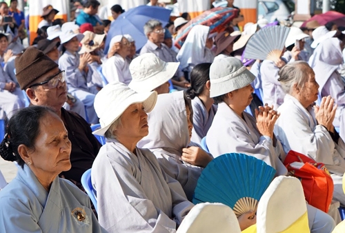 : Ngay từ sáng sớm đã có hàng ngàn phật tử trong và ngoài tỉnh có mặt để tham dự lễ cung nghinh tượng Phật Ngọc.