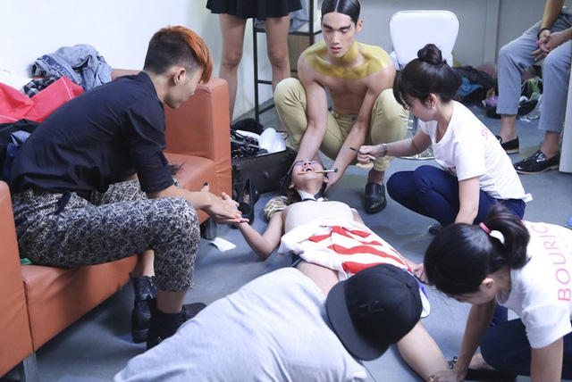  Thí sinh cuộc thi ngất vì quá căng thẳng 